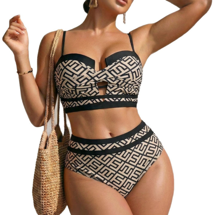Damen Hoch geschnittener Bikini mit trendigem Cut-Out und geometrischem Muster Echo Archiv
