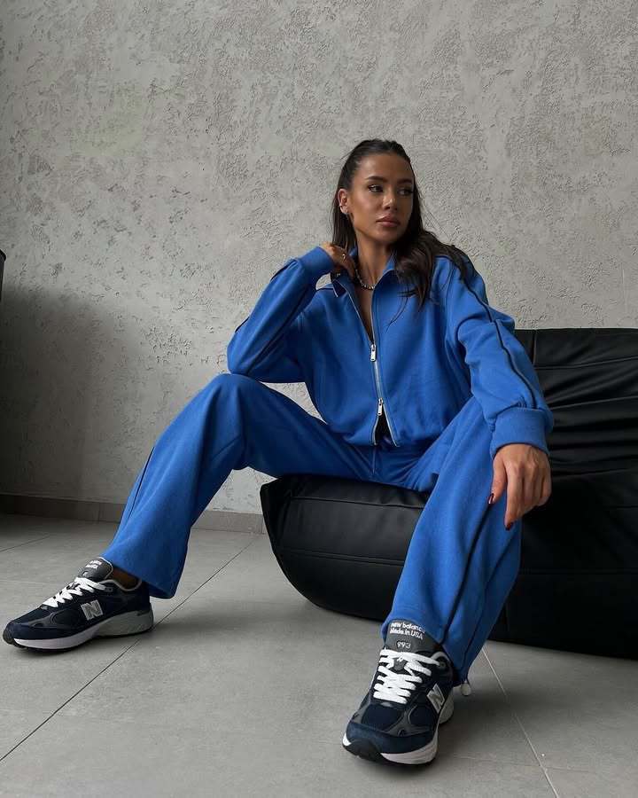Damen lässiges Sweatset mit Stehkragen Reißverschluss gekürzter Jacke und hochtaillierter Schlaghose – Avérine