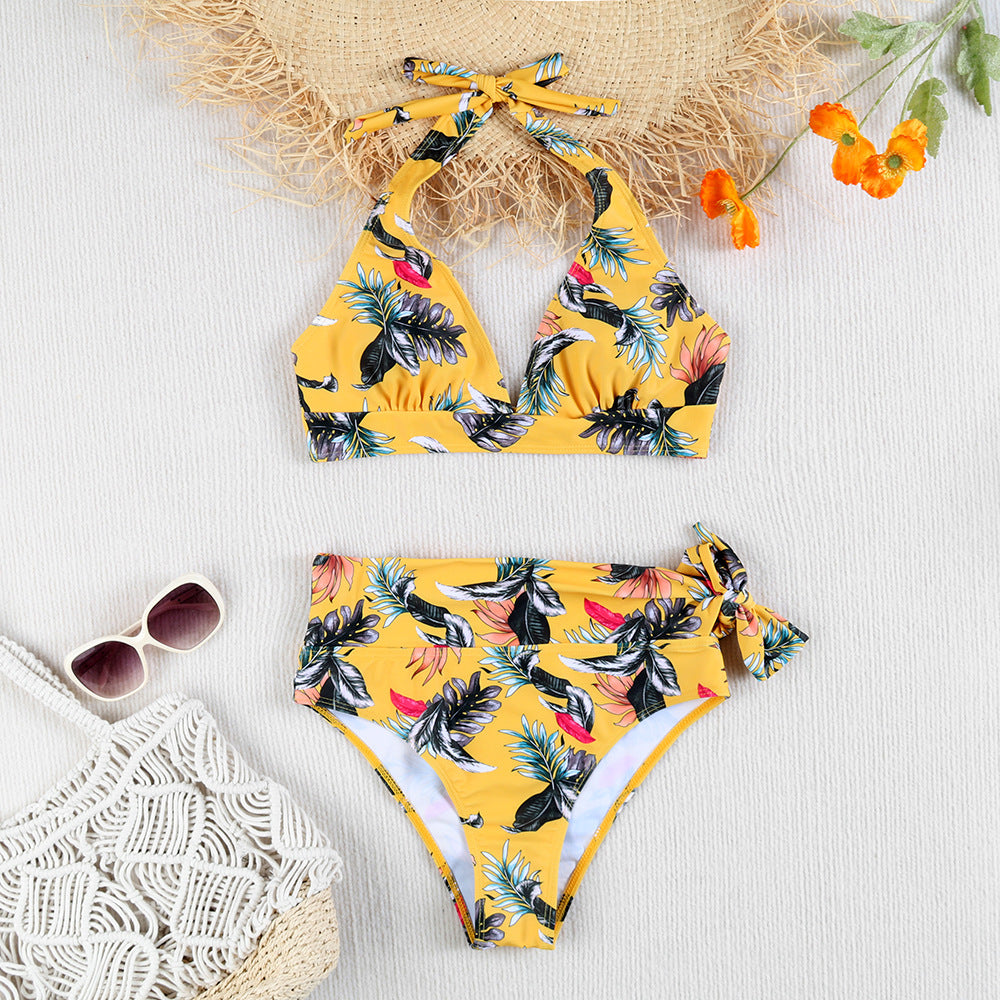 Damen Bikini-Set mit verspieltem Haltertop und hochgeschnittenem Höschen Echo Archiv