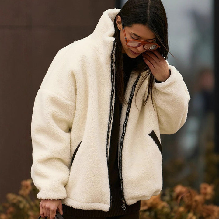 Damen Teddy-Fleece Oversize-Jacke mit hohem Stehkragen, kontrastierter Reißverschlussleiste und Eingrifftaschen Echoarchiv