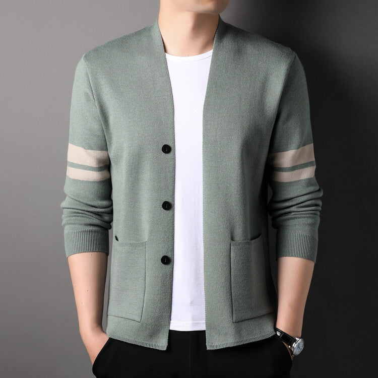 Herren modischer Strickcardigan mit niedrigem Kragen und dekorativen Streifen Echoarchiv