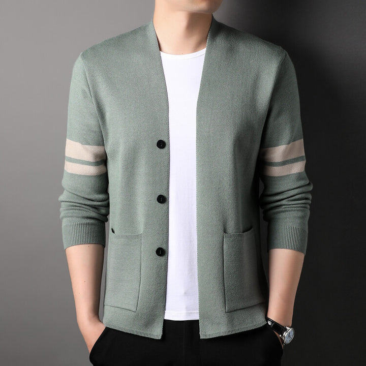Herren modischer Strickcardigan mit niedrigem Kragen und dekorativen Streifen Echoarchiv