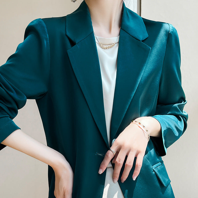 Damen Leichttaillierter Longblazer mit Knopfverschluss und Flap‑Taschen Echoarchiv
