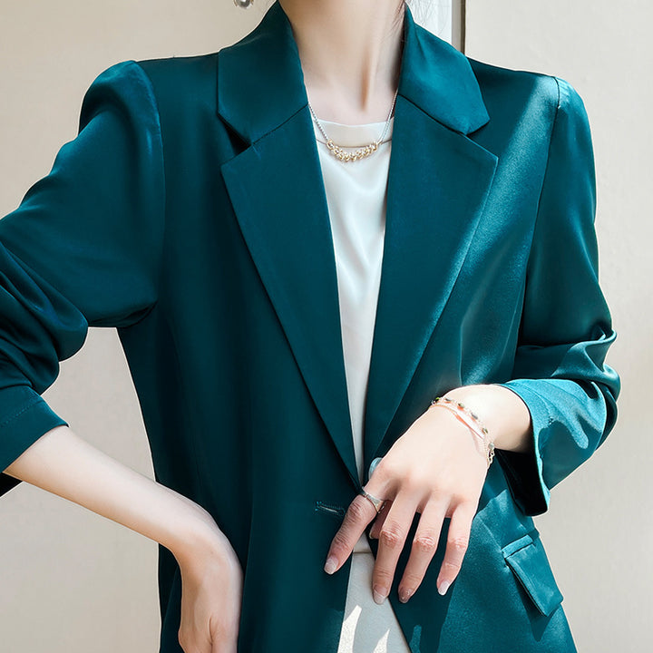 Damen Leichttaillierter Longblazer mit Knopfverschluss und Flap‑Taschen Echoarchiv