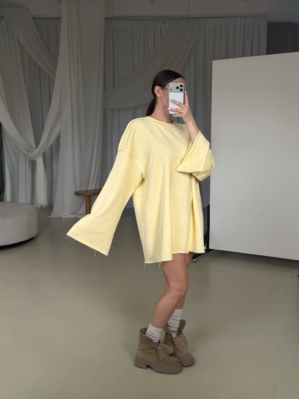 Damen oversized Sweatshirt-Kleid mit ausgefranstem Saum und weiten Glockenärmeln – Élara