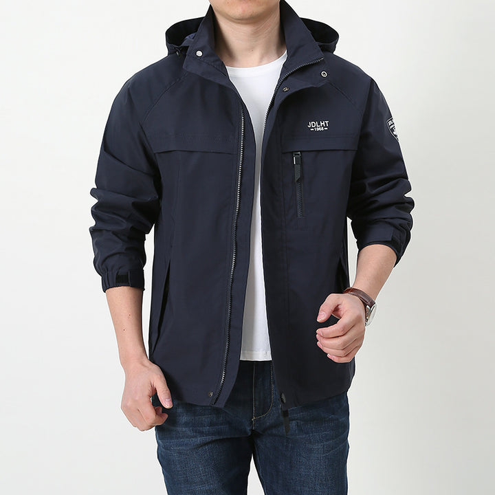 Herren Atmungsaktive Übergangs-Softshelljacke im Field‑Stil mit verdeckter Kapuze und Reißverschluss‑Brusttasche Echoarchiv