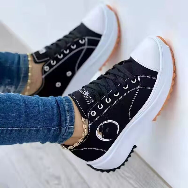 Damen Plateau-Canvas-Sneaker mit verstärkter Zehenkappe, profilierter Gummisohle und gepolstertem Schaft – Névara