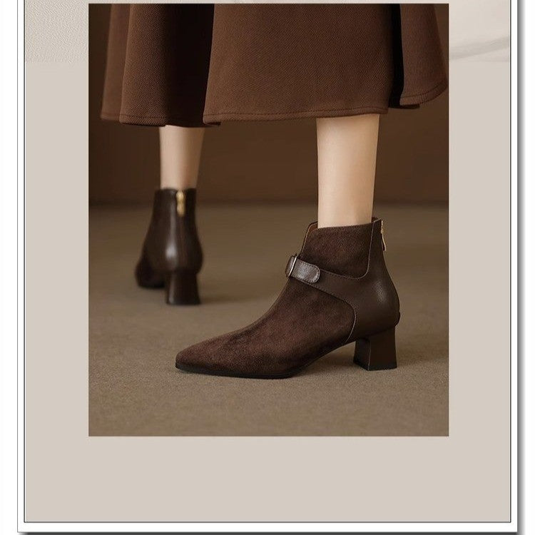 Damen elegante spitze Velours-Ankle-Boots mit mittelhohem Blockabsatz und Zierspange – Varelle