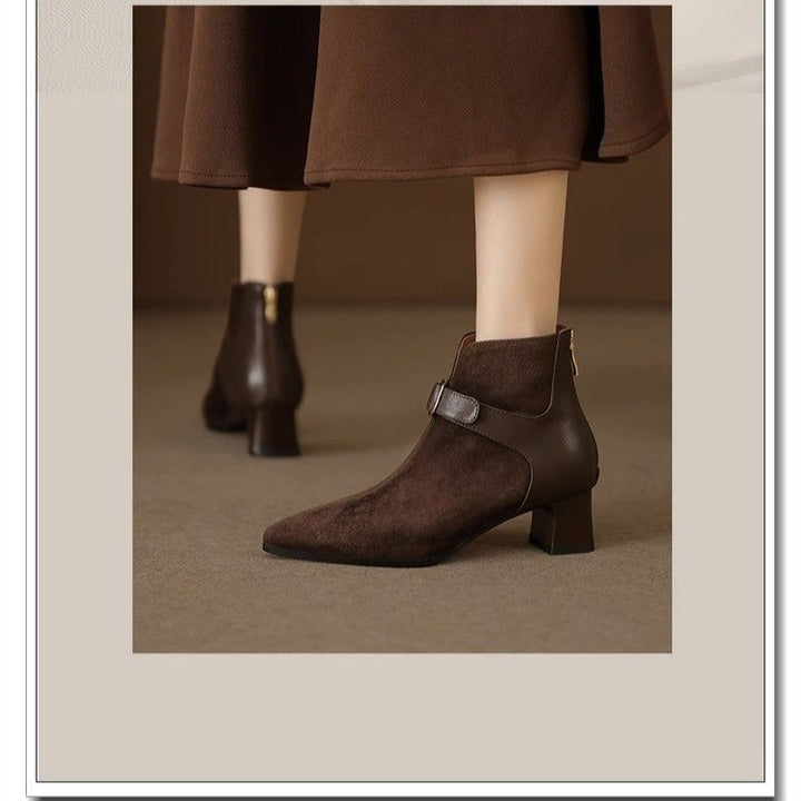 Damen elegante spitze Velours-Ankle-Boots mit mittelhohem Blockabsatz und Zierspange – Varelle