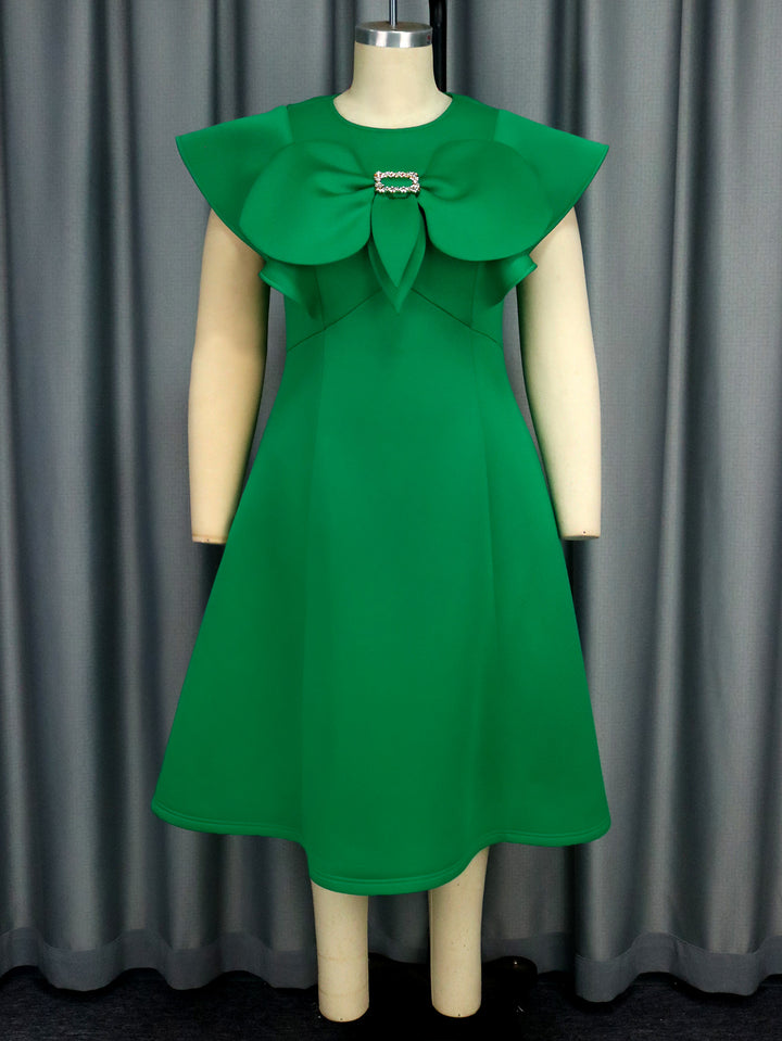 Damen Kleid mit extravagantem Kragen und edlen Details Echo Archiv