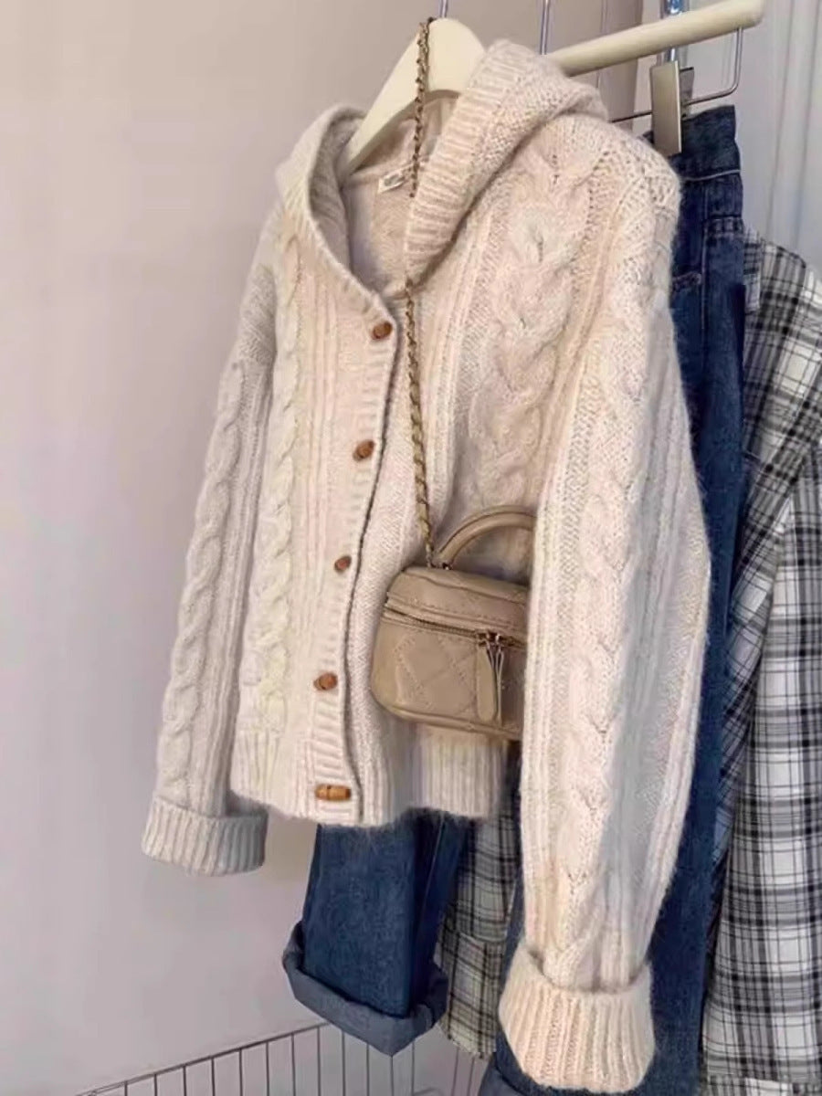 Damen Kapuzen-Strickjacke mit Zopfstrick, Holzknopfleiste und kastiger Silhouette Echoarchiv