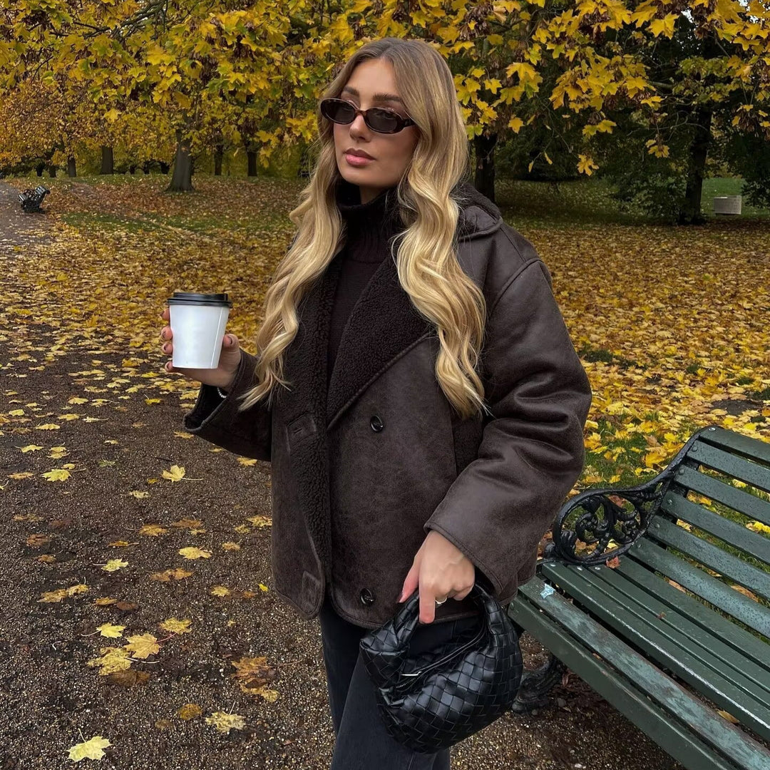 Damen Kastenförmige Kurzjacke aus Velourslederimitat mit Teddykragen und verdeckter Knopfleiste Echo Archiv