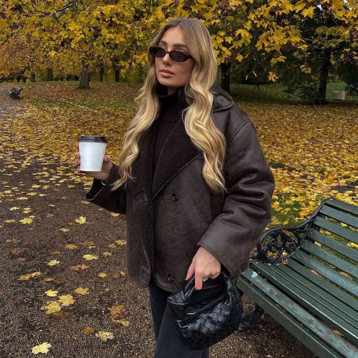 Damen Kastenförmige Kurzjacke aus Velourslederimitat mit Teddykragen und verdeckter Knopfleiste Echo Archiv