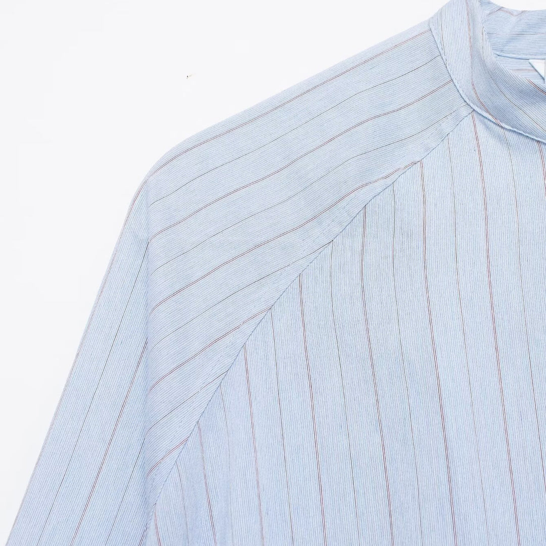 Damen Oversized gestreifte Hemdbluse mit Stehkragen, asymmetrischer Knopfleiste und High‑Low‑Saum Echo Archiv