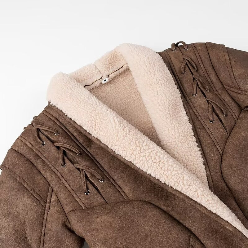 Damen kurze Bikerjacke in Lammfelloptik mit Schalkragen, Bindegürtel und Zierkordeln – Célinea