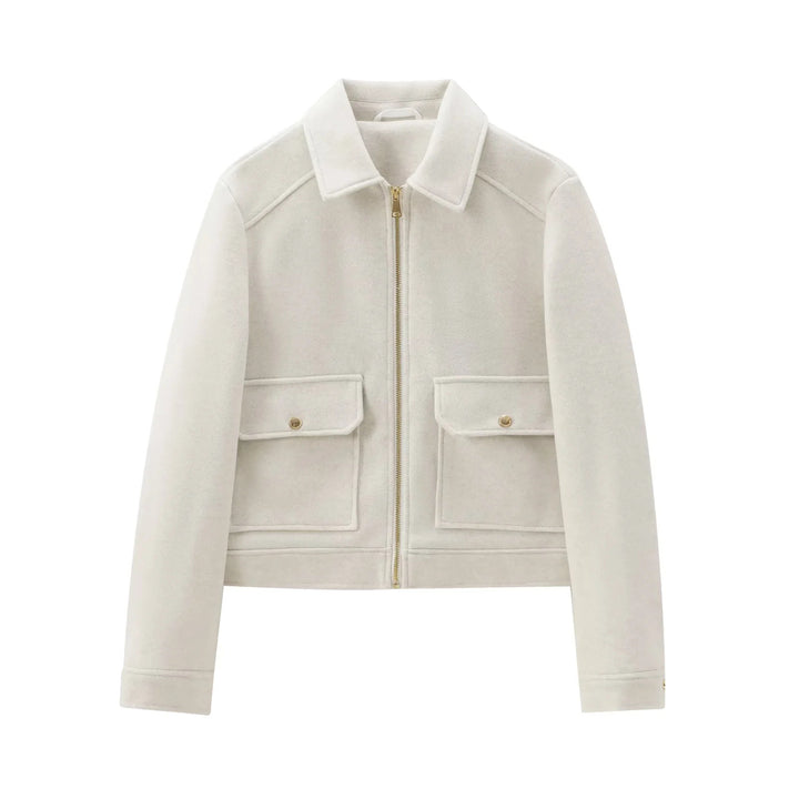 Damen 40+ kurze Woll‑Blousonjacke mit goldfarbenem Reißverschluss und aufgesetzten Pattentaschen Echo Archiv