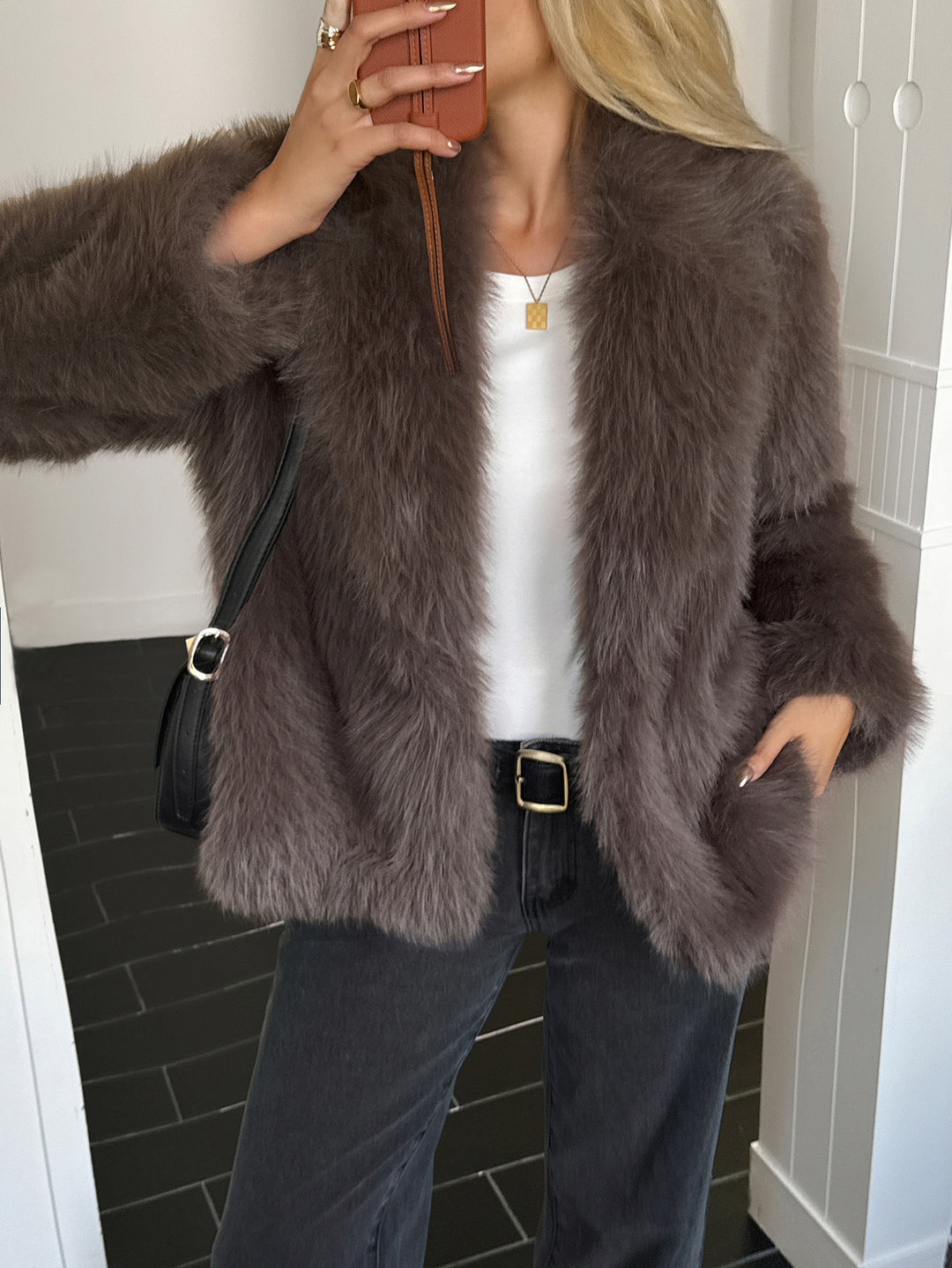 Damen kurzer Faux‑Fur Mantel mit voluminösem Schalkragen, Oversize‑Passform und weichen Textur – Avérine