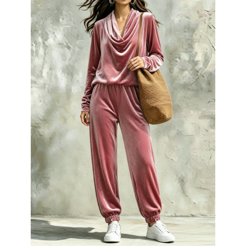 Damen Samt-Lounge-Set mit Wasserfallkragen und Jogger-Hose Echoarchiv