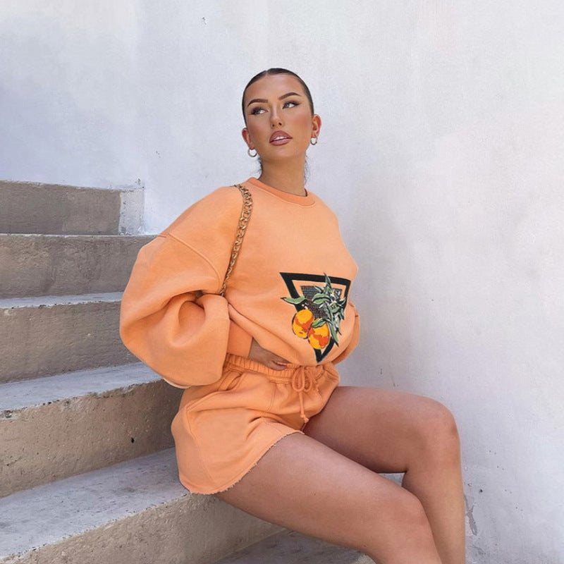 Damen nan Casual-Set aus Sweatshirt mit illustrativer Orangen-Stickerei und taillierten High-Waist-Shorts Echo Archiv