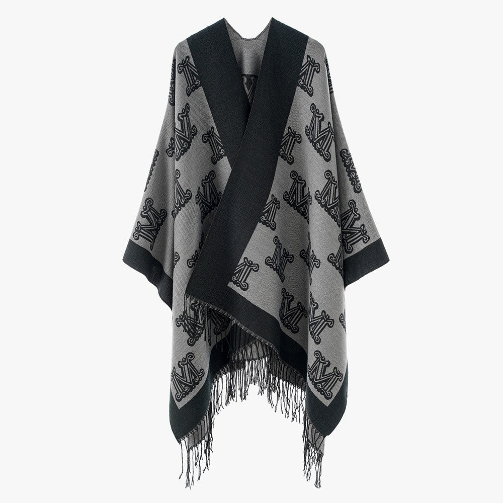 Damen Grobgewebter Poncho im Kimono-Schnitt mit Monogramm-Jacquard und Fransensaum – Avérine