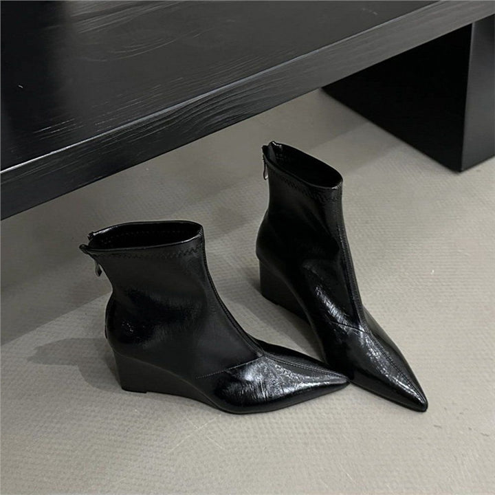 Damen Spitz zulaufende Ankle-Boots mit Sock-Upper und skulptiertem Keilabsatz – Varelle