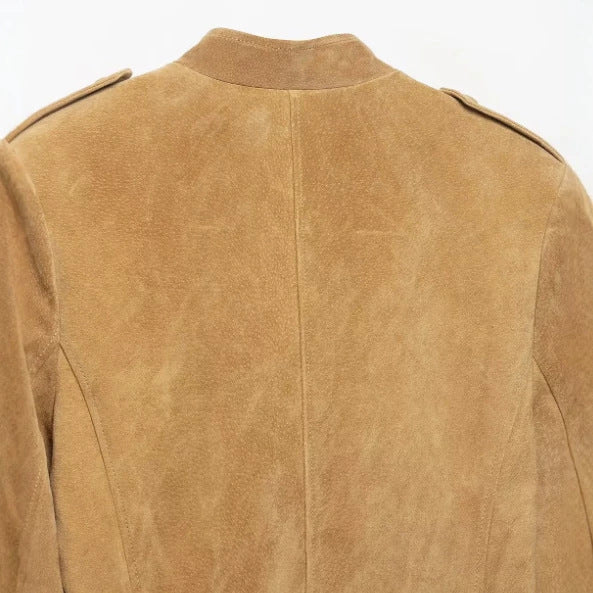 Damen Taillierte Wildlederjacke im Military‑Look mit Stehkragen, aufgesetzten Pattentaschen und verdeckter Knopfleiste Echo Archiv