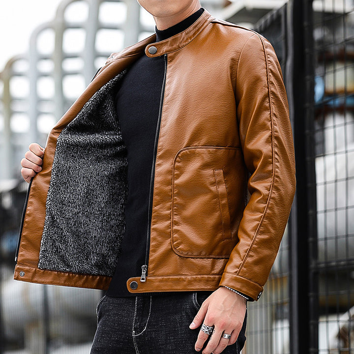 Herren Slim-Fit Kunstlederjacke im Bikerblouson-Stil mit Stehkragen und aufgesetzten Rundtaschen Echo Archiv