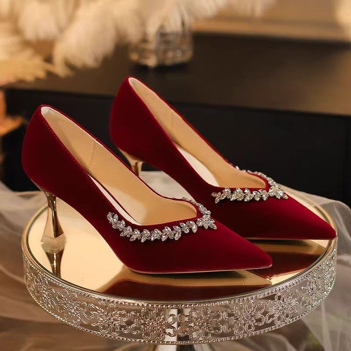 Damen Samt-Pumps mit spitzer Zehenpartie, funkelnder Kristallbordüre und sculpted Absatz – Lioré