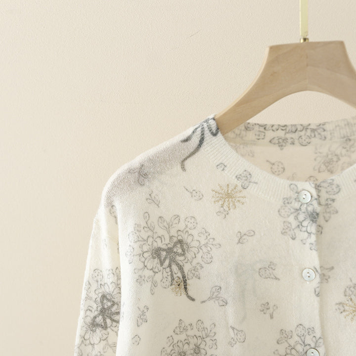 Damen Feiner Knopfcardigan mit zartem Blumen‑Sketchprint und Rundhalsausschnitt Echo Archiv
