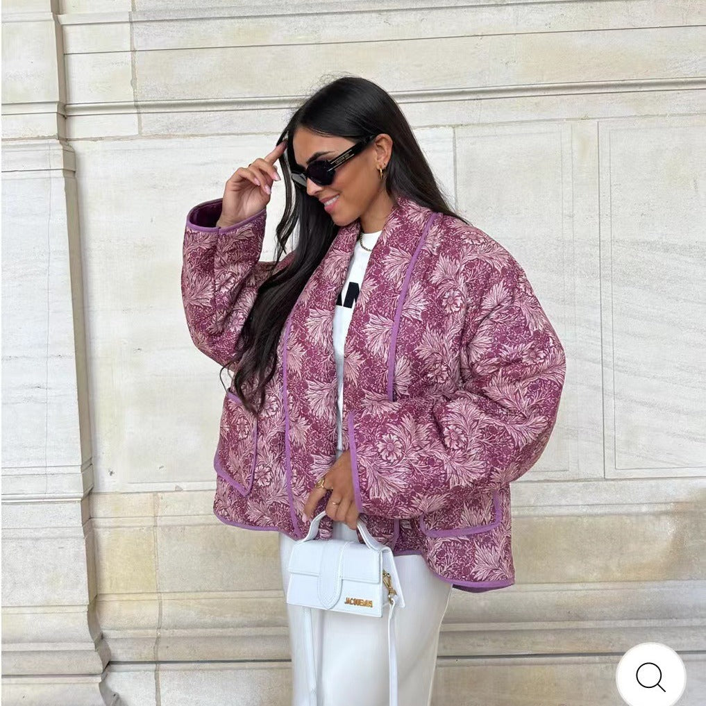 Damen Kurz geschnittene Steppjacke im Vintage-Blumenmuster mit Schalkragen und Kontrastpaspel Echo Archiv