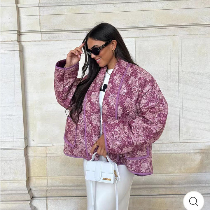 Damen Kurz geschnittene Steppjacke im Vintage-Blumenmuster mit Schalkragen und Kontrastpaspel Echo Archiv