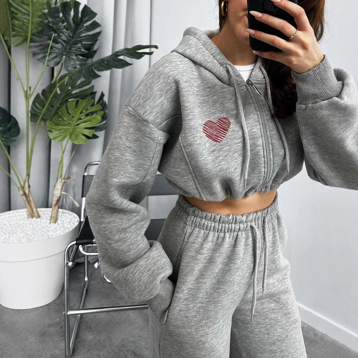 Damen Gekürztes Kapuzen‑Zip‑Set mit Herz‑Stickerei und weiter High‑Waist Jogginghose – Avérine