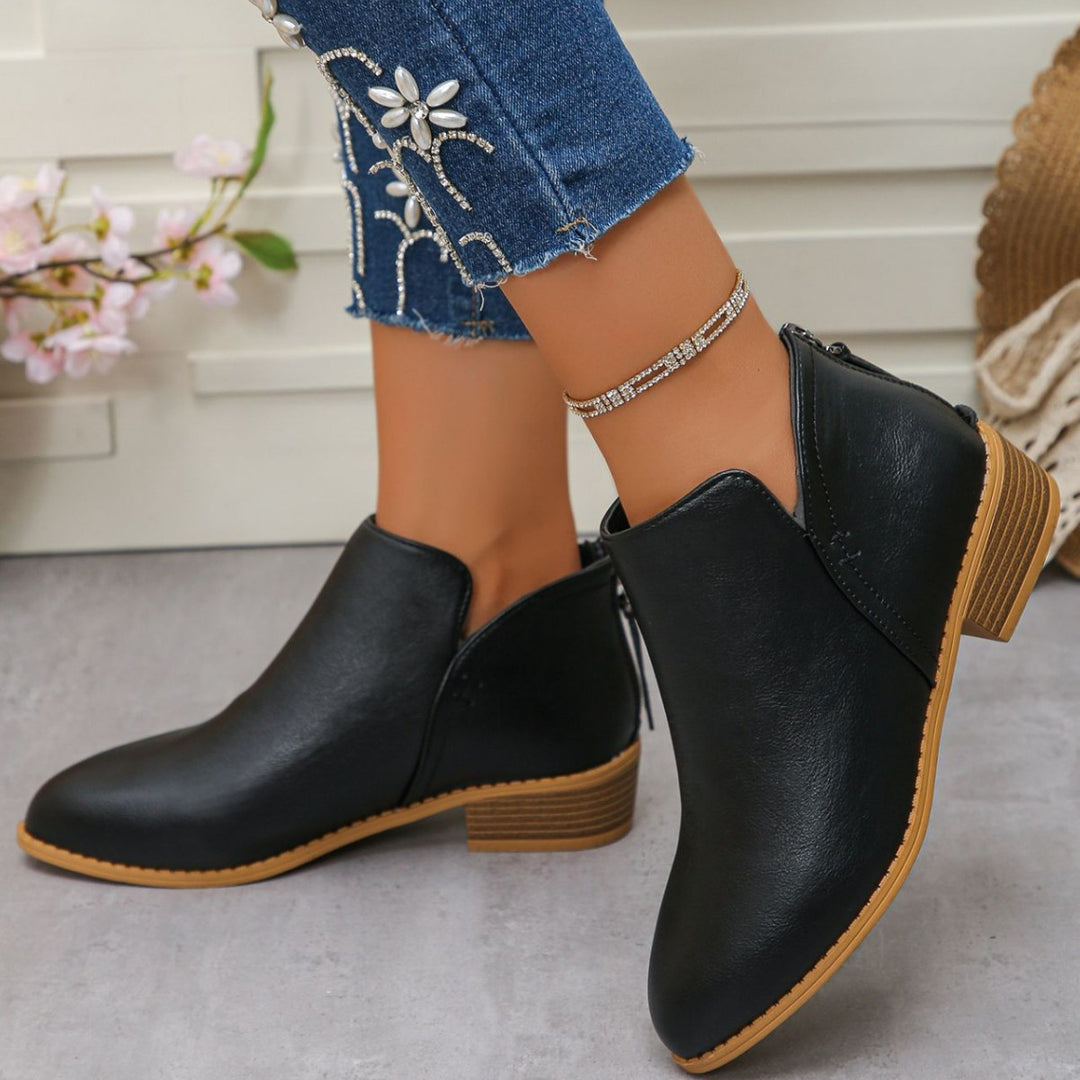 Damen Kurzstiefel mit Fersenreißverschluss, seitlichem Cut-Out und niedrigem Blockabsatz – Varelle