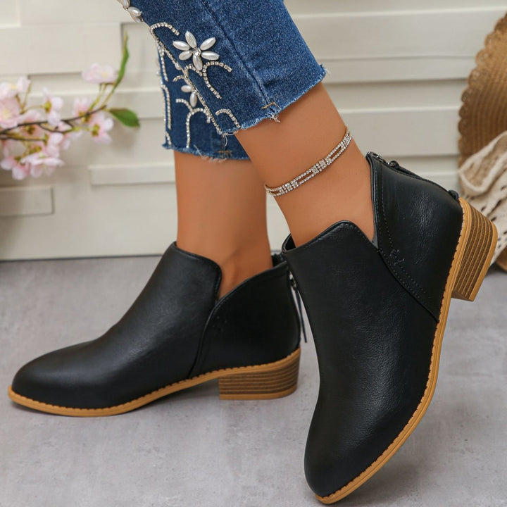 Damen Kurzstiefel mit Fersenreißverschluss, seitlichem Cut-Out und niedrigem Blockabsatz – Varelle