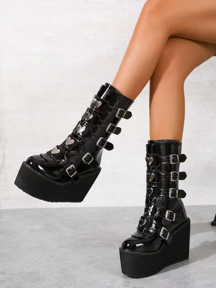 Damen nan hochschaftige Lack-Plateau-Stiefel mit mehrfach verstellbaren Schnallen und herzförmigen Nieten Echo Archiv