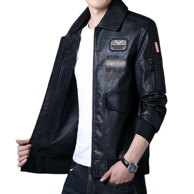 Herren Piloten‑Bomberjacke aus Kunstleder mit gestickten Patches und Rippbündchen Echoarchiv