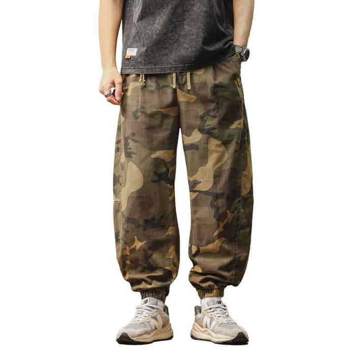 Herren Camouflage Cargohose im Jogger‑Stil mit Tunnelzugbund und elastischen Bündchen Echo Archiv