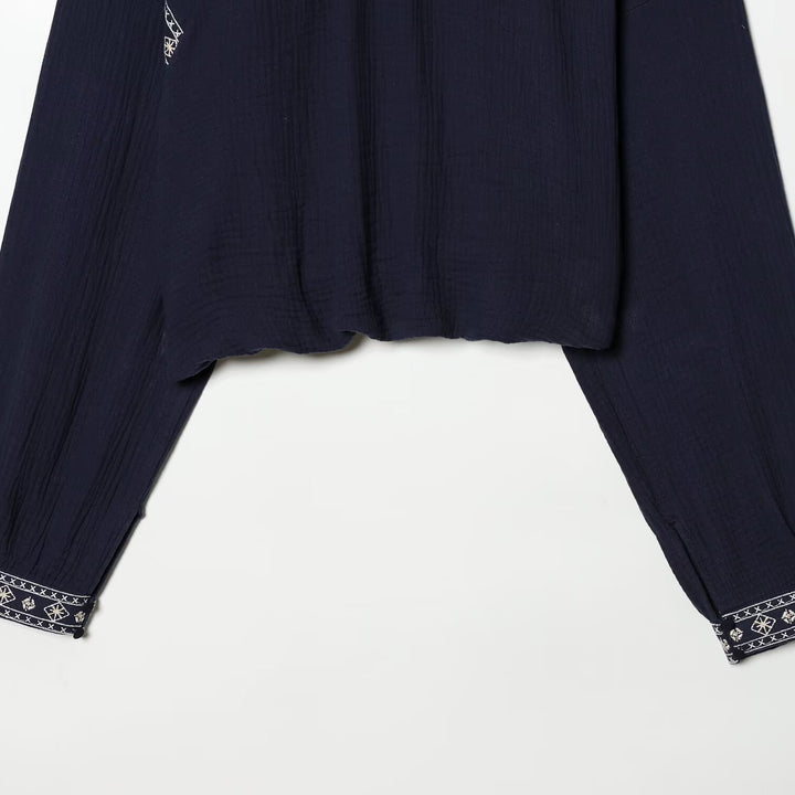 Damen nan bestickte Boho-Bluse mit gerafftem Stehkragen, Ballonärmeln und kurzem Saum Echo Archiv