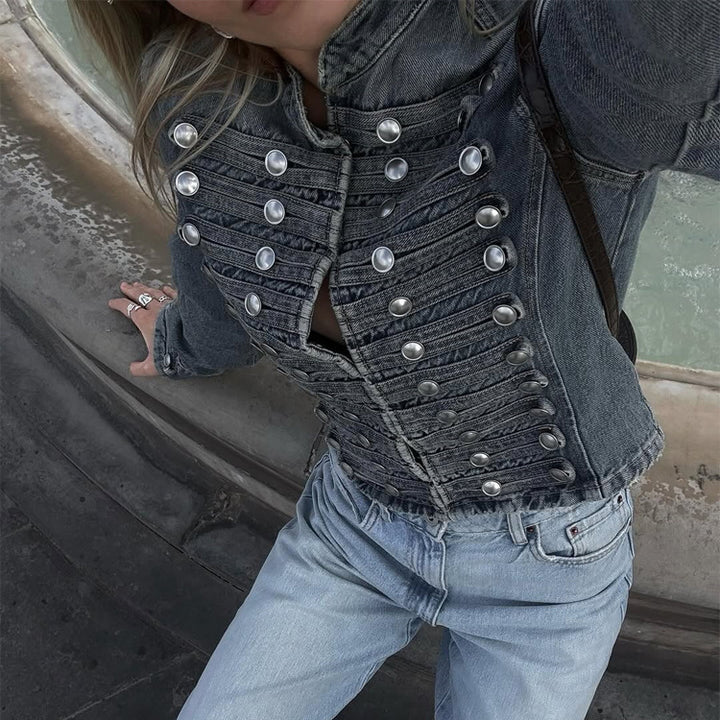 Damen Kurz geschnittene militärisch inspirierte Jeansjacke mit Zierstreifen und Metallknöpfen Echoarchiv