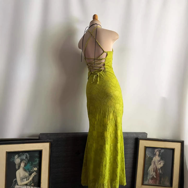 Damen Elegantes Spitzenkleid mit raffiniertem Schnitt Echo Archiv