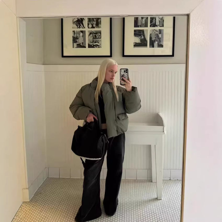 Damen Kurze boxy Funktionsjacke mit Kapuze, wattierter Isolierung und diagonalen Reißverschlusstaschen Echoarchiv