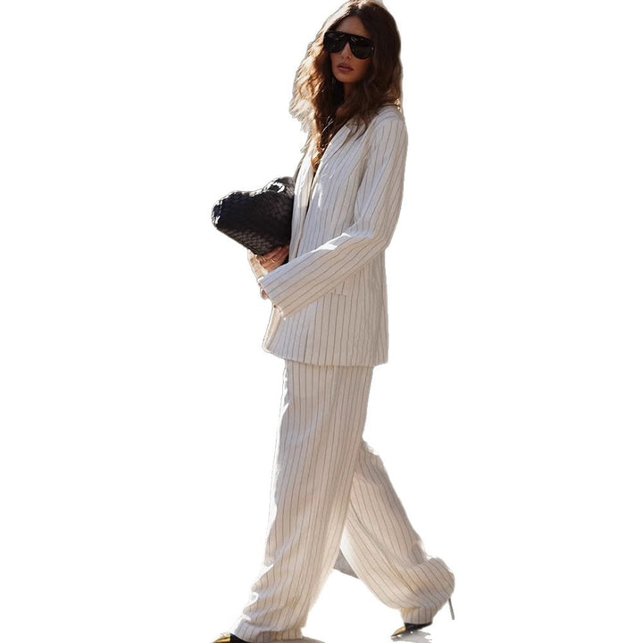 Damen Zweiteiliges Nadelstreifen-Anzugset mit Oversize-Blazer und weiter Bundfaltenhose Echoarchiv