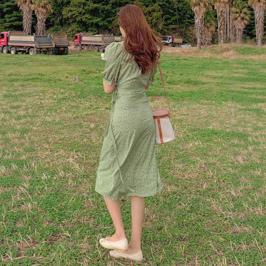 Damen Wickelkleid mit charmanten Puffärmeln und eleganten Knopfdetails Echo Archiv