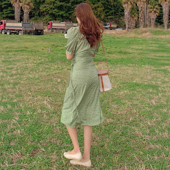 Damen Wickelkleid mit charmanten Puffärmeln und eleganten Knopfdetails Echo Archiv