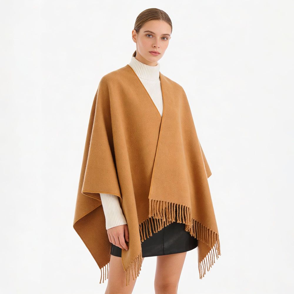 Damen Minimalistischer Wickel‑Capeponcho aus Wollmix mit V‑Ausschnitt und zartem Fransensaum – Avérine