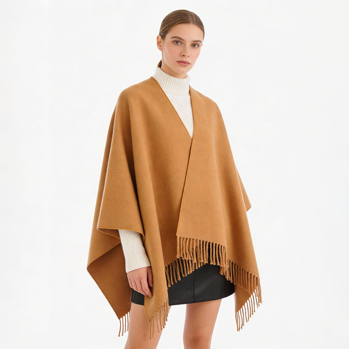 Damen Minimalistischer Wickel‑Capeponcho aus Wollmix mit V‑Ausschnitt und zartem Fransensaum – Avérine