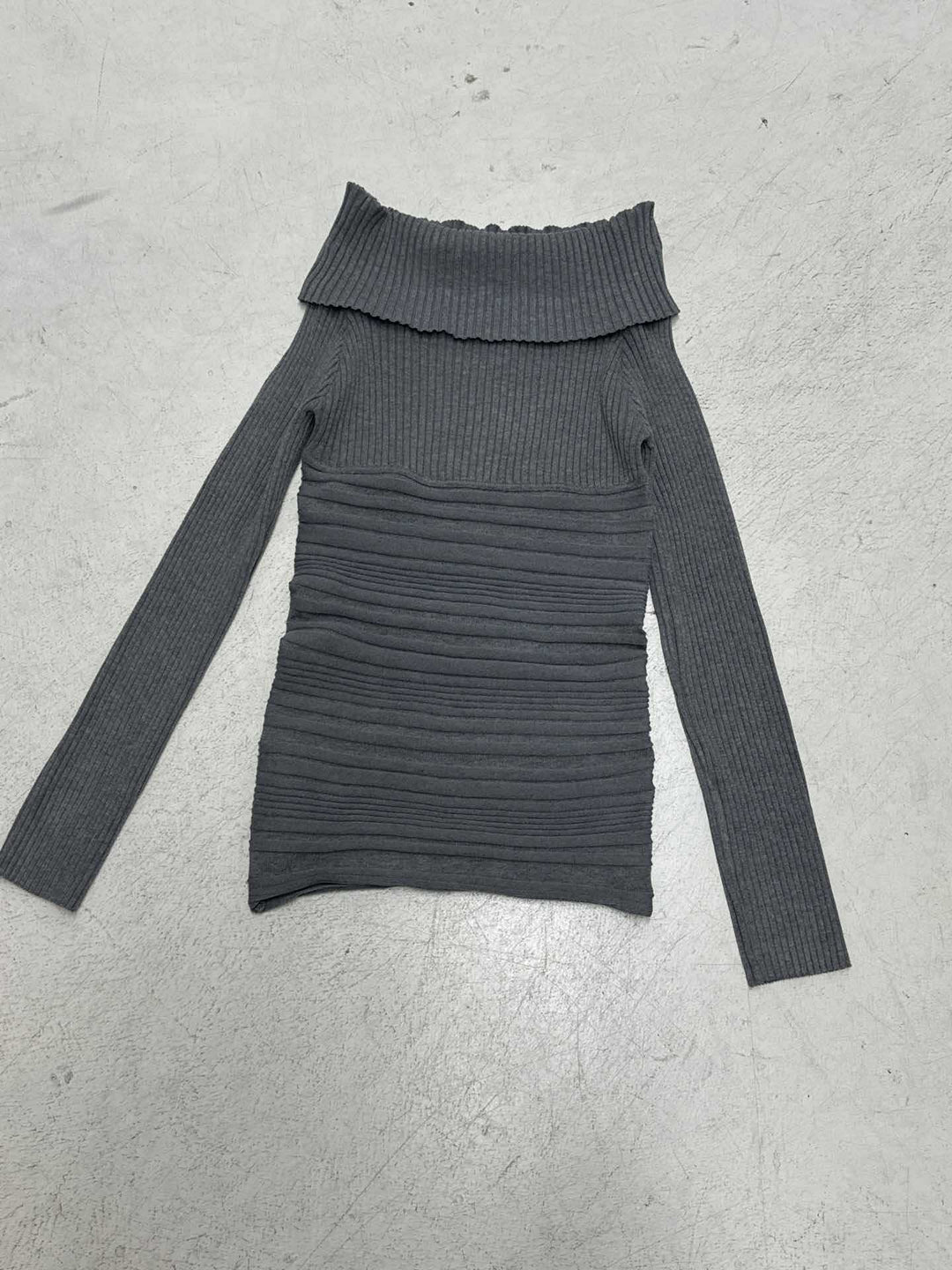 Damen nan schulterfreies figurbetontes Rippenstrick-Kleid mit Umschlagkragen, Längsraffung und Langarm Echo Archiv