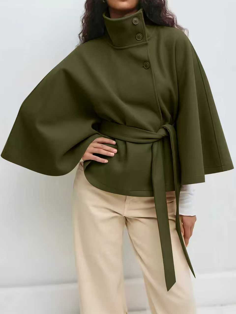 Damen Weit geschnittener Cape-Mantel mit hohem Stehkragen, Knopfleiste und Bindegürtel – Montévia