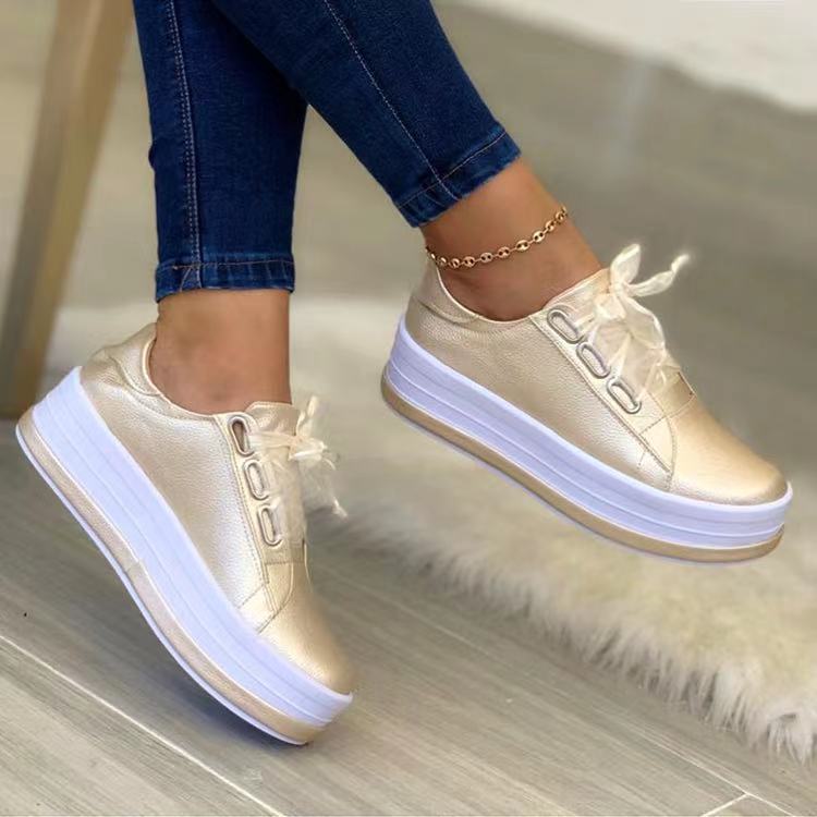 Damen Low-Cut Keil-Sneaker mit Metallic-Finish und extra hoher Profilsohle – Névara