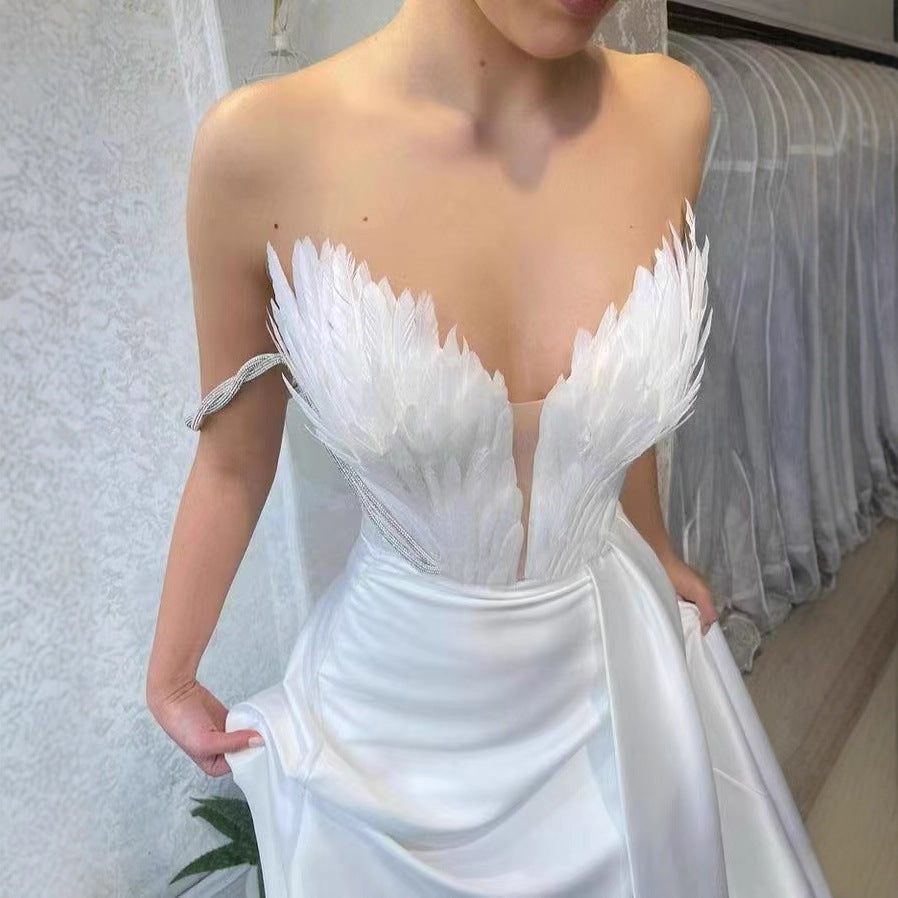 Damen Elegantes Abendkleid mit verzierten Trägern und hohen Schlitz Echo Archiv